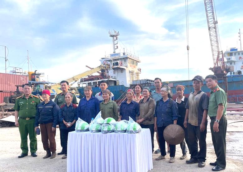 Tuy&ecirc;n truyền ph&aacute;p luật an to&agrave;n giao th&ocirc;ng cho c&ocirc;ng nh&acirc;n tại Hải Ph&ograve;ng năm 2026 - Ảnh 2.