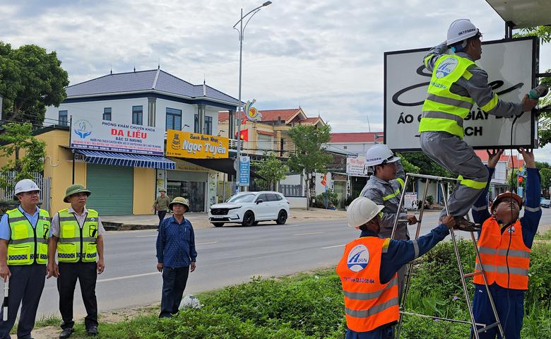 Quảng Trị: Ra quân lập lại trật tự hành lang an toàn đường bộ QL1 đoạn qua xã Ninh Châu - Ảnh 2.
