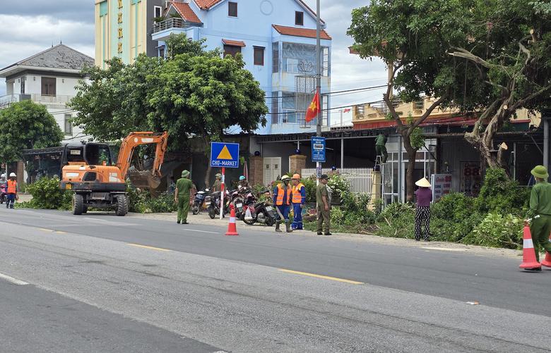 Quảng Trị: Ra quân lập lại trật tự hành lang an toàn đường bộ QL1 đoạn qua xã Ninh Châu - Ảnh 1.