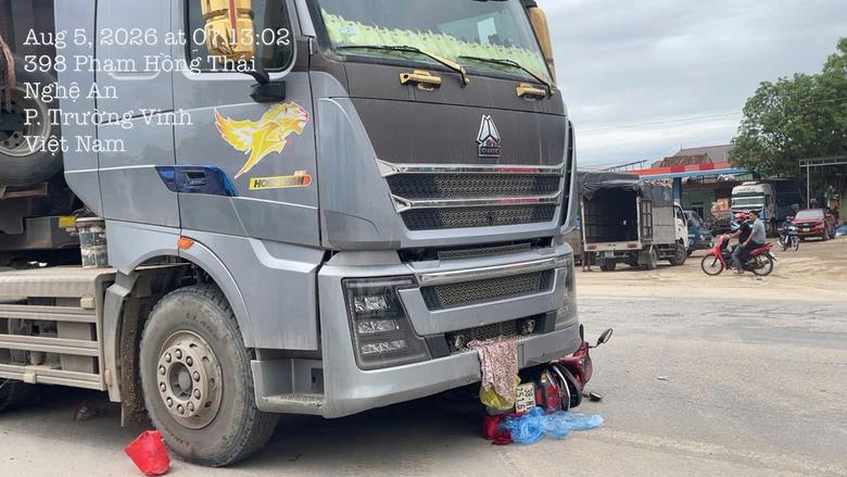 Nghệ An: Va chạm giữa xe đầu k&eacute;o v&agrave; xe m&aacute;y tr&ecirc;n tuyến tr&aacute;nh Vinh, 2 người thương vong - Ảnh 1.