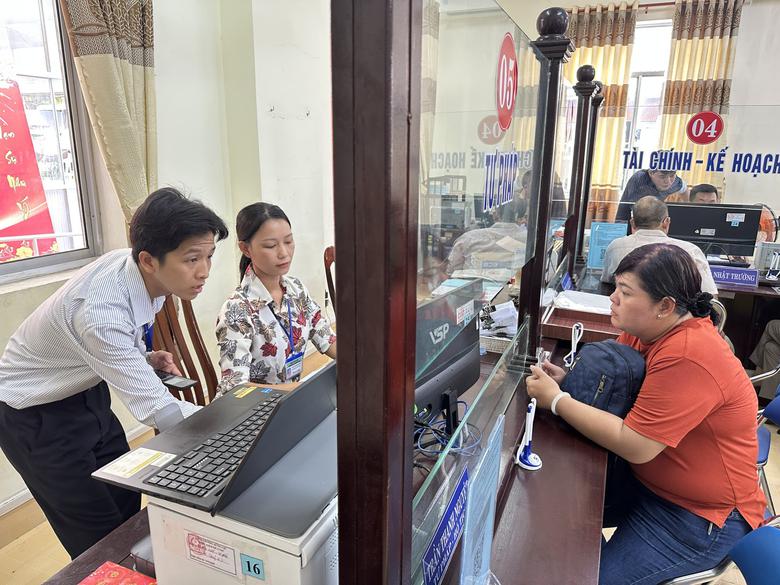Những sáng kiến kéo chính quyền đến gần dân - Ảnh 3.