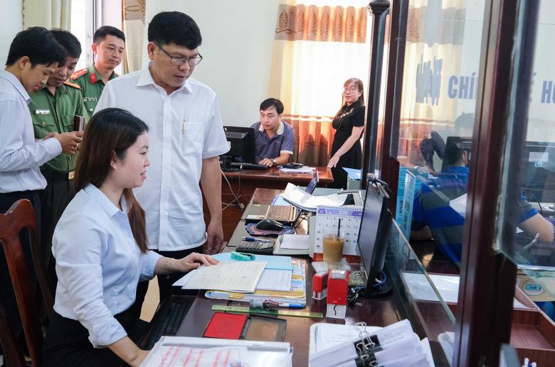 Những sáng kiến kéo chính quyền đến gần dân - Ảnh 1.