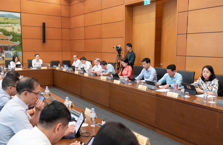 Đề xuất siết môi giới trái phép, tăng bảo vệ người lao động đi làm việc ở nước ngoài - Ảnh 2.