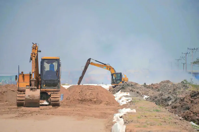 Ba năm thi công, dự án cao tốc qua An Giang, Cần Thơ vẫn gặp khó vật liệu - Ảnh 1.