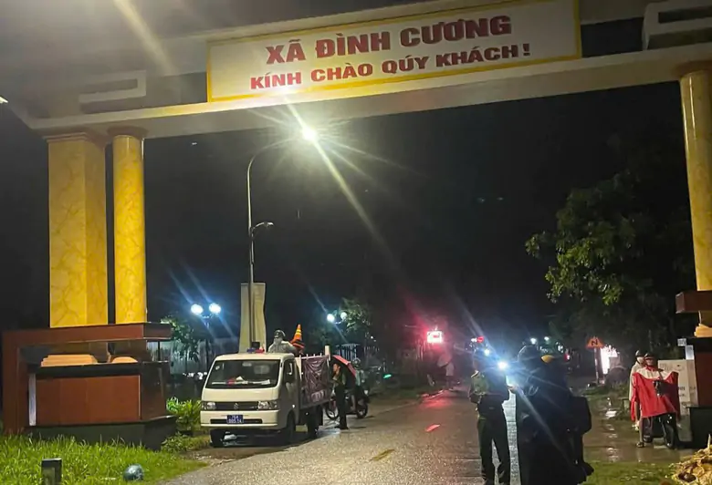 Truy t&igrave;m người c&oacute; li&ecirc;n quan đến vụ c&ocirc; g&aacute;i c&ugrave;ng xe m&aacute;y rơi xuống k&ecirc;nh tử vong trong đ&ecirc;m - Ảnh 1.