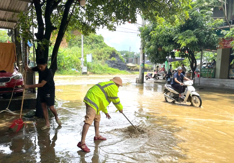 Bộ X&acirc;y dựng y&ecirc;u cầu tăng cường điều tiết giao th&ocirc;ng ứng ph&oacute; mưa lũ 2026 - Ảnh 1.