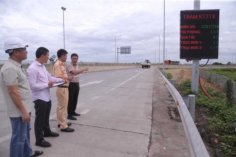 Phối hợp kiểm tra, xử lý bất cập đảm bảo trật tự ATGT trên cao tốc qua Nghệ An - Ảnh 1.