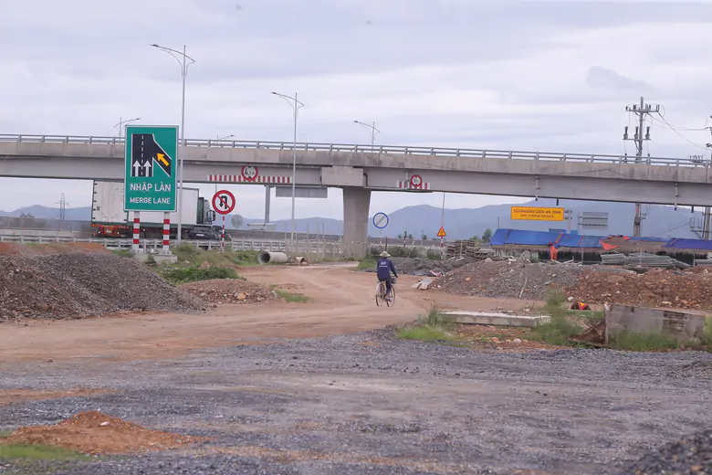 Phối hợp kiểm tra, xử lý bất cập đảm bảo trật tự ATGT trên cao tốc qua Nghệ An - Ảnh 6.