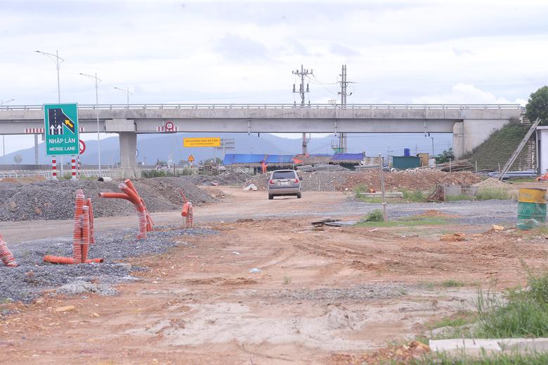Phối hợp kiểm tra, xử lý bất cập đảm bảo trật tự ATGT trên cao tốc qua Nghệ An - Ảnh 3.