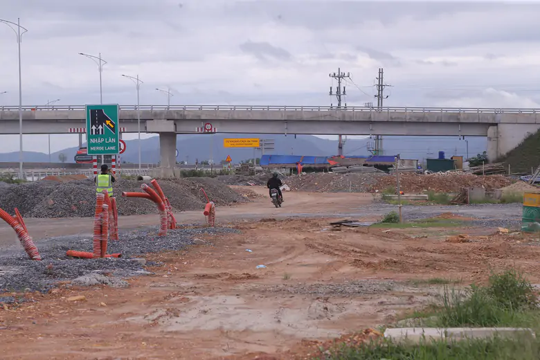 Phối hợp kiểm tra, xử lý bất cập đảm bảo trật tự ATGT trên cao tốc qua Nghệ An - Ảnh 4.