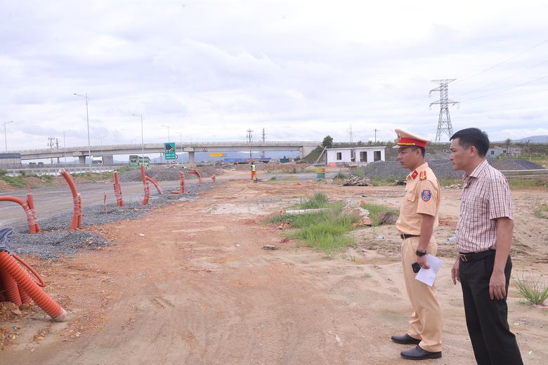 Phối hợp kiểm tra, xử lý bất cập đảm bảo trật tự ATGT trên cao tốc qua Nghệ An - Ảnh 2.