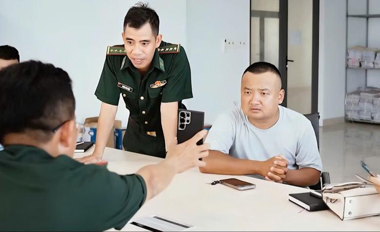 Lập biên bản xử lý du khách Trung Quốc điều khiển xe máy leo lên cổng Tò Vò - Ảnh 2.