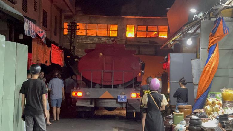 Đồng Nai: Chợ Bi&ecirc;n H&ograve;a b&ugrave;ng ch&aacute;y dữ dội trong đ&ecirc;m - Ảnh 7.