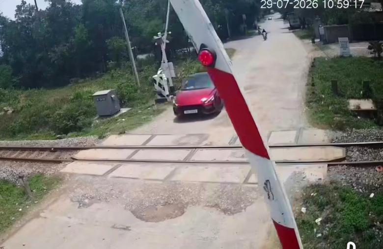 Quảng Trị: Vi phạm vượt đường ngang đường sắt, hai tài xế bị phạt 38 triệu đồng - Ảnh 2.