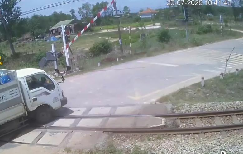 Quảng Trị: Vi phạm vượt đường ngang đường sắt, hai tài xế bị phạt 38 triệu đồng - Ảnh 1.
