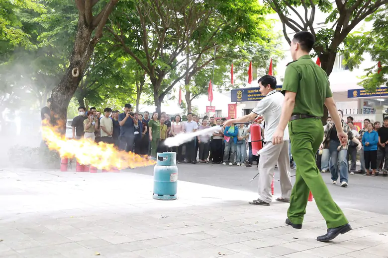 H&agrave; Nội siết ph&ograve;ng ch&aacute;y tại kho h&agrave;ng, nh&agrave; xưởng, xử l&yacute; nghi&ecirc;m cơ sở vi phạm - Ảnh 1.