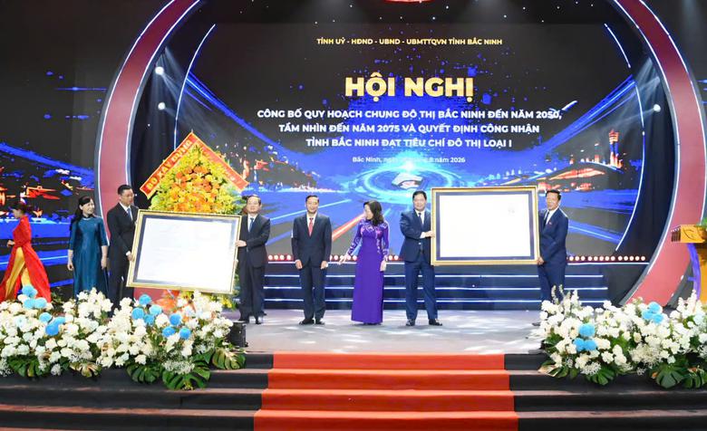 Bộ trưởng Trần Hồng Minh trao quyết định c&ocirc;ng nhận Bắc Ninh đạt ti&ecirc;u ch&iacute; đ&ocirc; thị loại 1 - Ảnh 2.