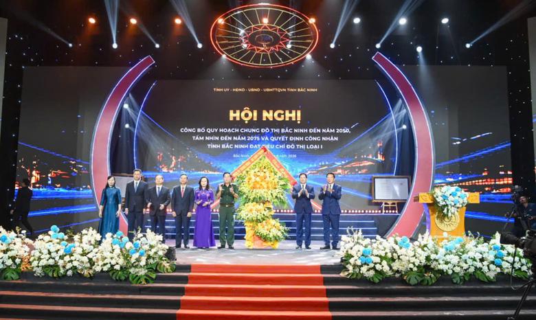 Bộ trưởng Trần Hồng Minh trao quyết định c&ocirc;ng nhận Bắc Ninh đạt ti&ecirc;u ch&iacute; đ&ocirc; thị loại 1 - Ảnh 3.