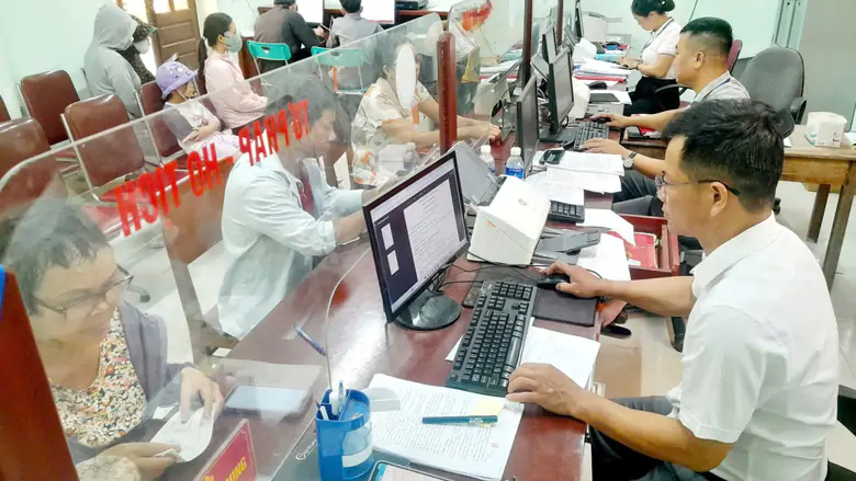 Nghệ An: Th&aacute;o gỡ t&igrave;nh trạng "mất c&acirc;n đối" c&aacute;n bộ ở c&aacute;c x&atilde; phường - Ảnh 1.