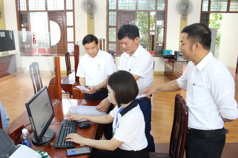Nghệ An: Th&aacute;o gỡ t&igrave;nh trạng "mất c&acirc;n đối" c&aacute;n bộ ở c&aacute;c x&atilde; phường - Ảnh 3.