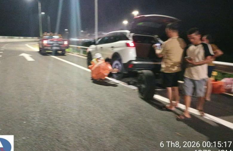 Quảng Ng&atilde;i: Gương s&aacute;ng trong việc xử l&yacute; sự cố giao th&ocirc;ng tr&ecirc;n cao tốc Đ&agrave; Nẵng - Quảng Ng&atilde;i - Ảnh 8.