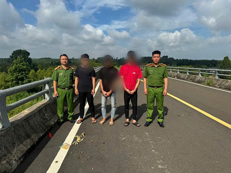 X&aacute;c định 4 thanh ni&ecirc;n phun n&eacute;m hạt, vỏ ch&ocirc;m ch&ocirc;m v&agrave;o xe tr&ecirc;n cao tốc Phan Thiết - Dầu Gi&acirc;y - Ảnh 2.