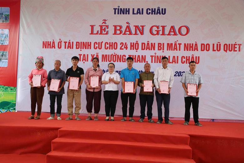 Lai Ch&acirc;u b&agrave;n giao 24 căn nh&agrave; t&aacute;i định cư cho hộ d&acirc;n mất nh&agrave; sau lũ qu&eacute;t Mường Than - Ảnh 1.