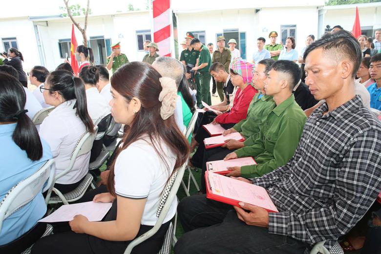 Lai Ch&acirc;u b&agrave;n giao 24 căn nh&agrave; t&aacute;i định cư cho hộ d&acirc;n mất nh&agrave; sau lũ qu&eacute;t Mường Than - Ảnh 2.