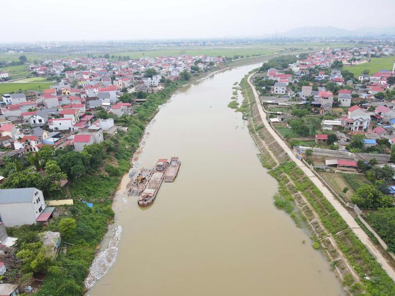Sau 2 năm oằn m&igrave;nh chống lũ, h&agrave;ng chục km đ&ecirc; s&ocirc;ng Cầu được n&acirc;ng cấp, cải tạo - Ảnh 2.