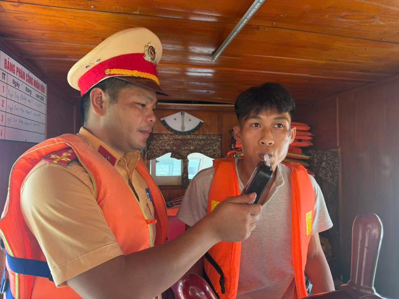Ph&uacute; Thọ: Đảm bảo an to&agrave;n giao th&ocirc;ng tr&ecirc;n l&ograve;ng hồ s&ocirc;ng Đ&agrave; m&ugrave;a mưa lũ - Ảnh 9.