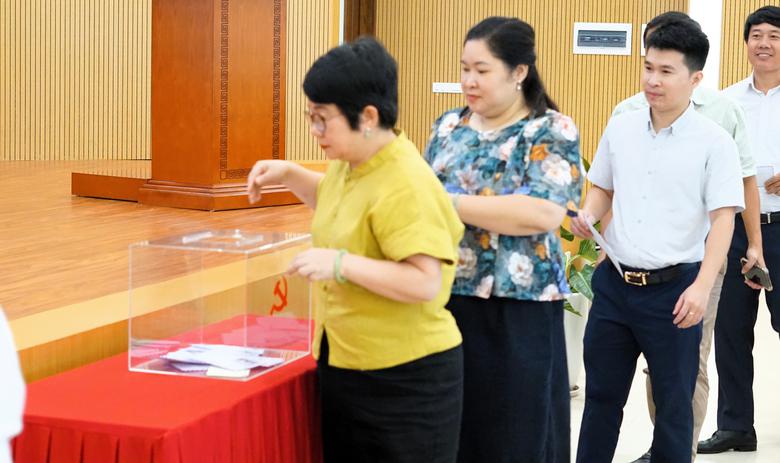 Văn ph&ograve;ng Bộ X&acirc;y dựng qu&aacute;n triệt Nghị quyết v&agrave; ph&aacute;t động phong tr&agrave;o &ldquo;Đền ơn đ&aacute;p nghĩa" - Ảnh 8.