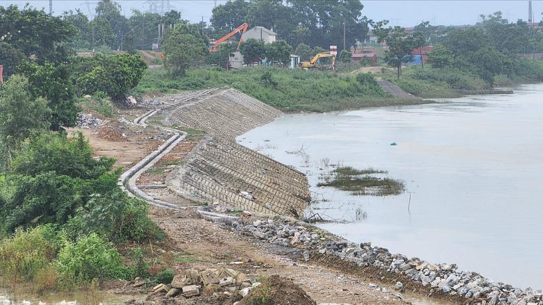 Sau 2 năm oằn m&igrave;nh chống lũ, h&agrave;ng chục km đ&ecirc; s&ocirc;ng Cầu được n&acirc;ng cấp, cải tạo - Ảnh 5.