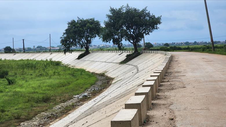 Sau 2 năm oằn m&igrave;nh chống lũ, h&agrave;ng chục km đ&ecirc; s&ocirc;ng Cầu được n&acirc;ng cấp, cải tạo - Ảnh 1.