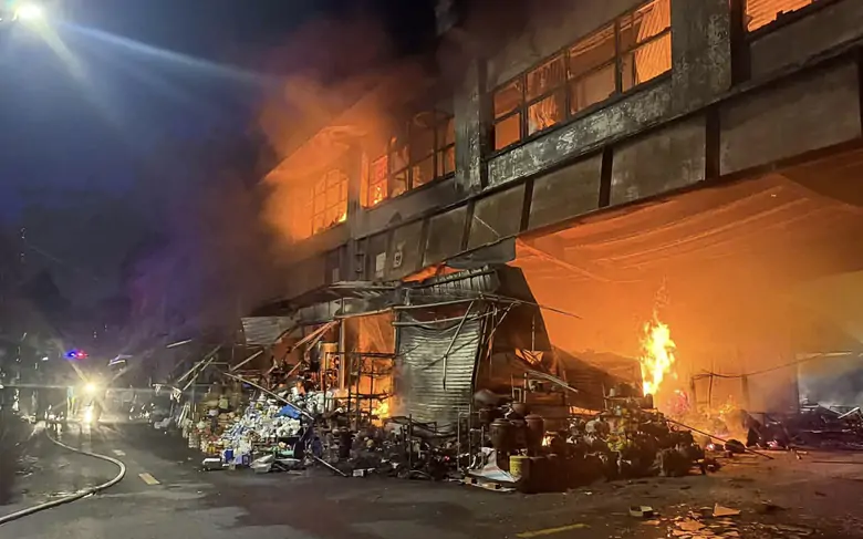 Ch&aacute;y tại khu vực Thương mại Bi&ecirc;n H&ograve;a: C&ocirc;ng an kh&aacute;m nghiệm hiện trường điều tra nguy&ecirc;n nh&acirc;n - Ảnh 5.