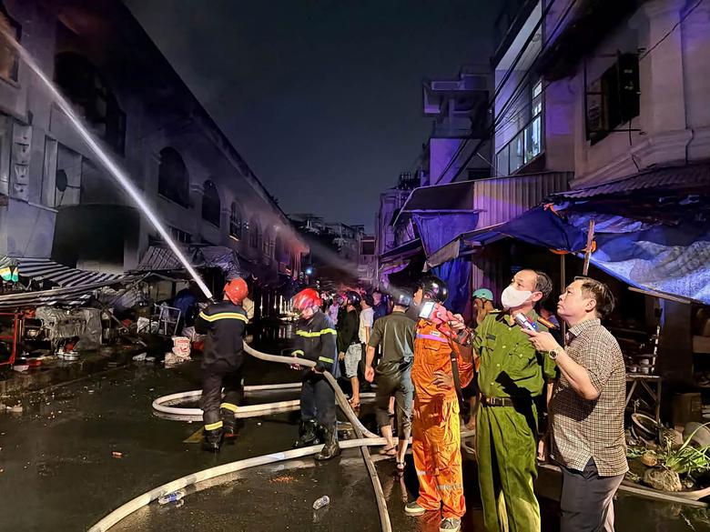 Ch&aacute;y tại khu vực Thương mại Bi&ecirc;n H&ograve;a: C&ocirc;ng an kh&aacute;m nghiệm hiện trường điều tra nguy&ecirc;n nh&acirc;n - Ảnh 4.
