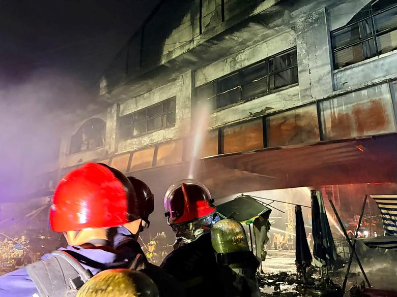 Ch&aacute;y tại khu vực Thương mại Bi&ecirc;n H&ograve;a: C&ocirc;ng an kh&aacute;m nghiệm hiện trường điều tra nguy&ecirc;n nh&acirc;n - Ảnh 6.