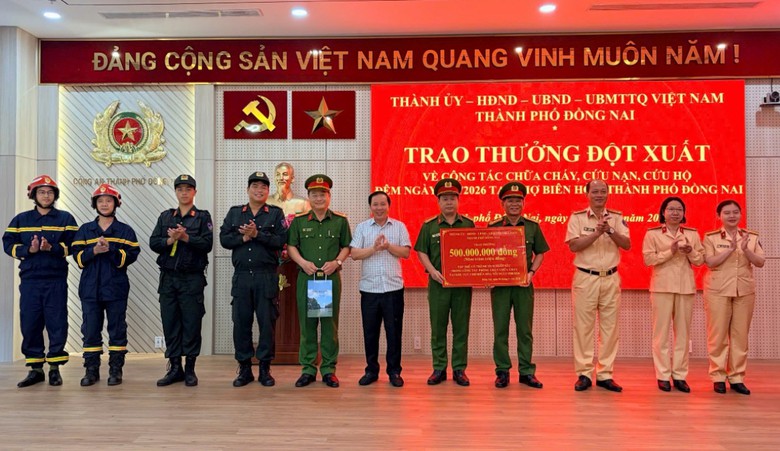 Dập tắt ch&aacute;y lớn tại chợ Bi&ecirc;n H&ograve;a, C&ocirc;ng an TP Đồng Nai được thưởng 500 triệu đồng - Ảnh 1.
