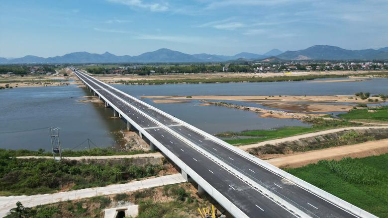 Gia Lai y&ecirc;u cầu khẩn trương thi c&ocirc;ng đường kết nối từ cao tốc Bắc - Nam về bến cảng Ph&ugrave; Mỹ - Ảnh 1.