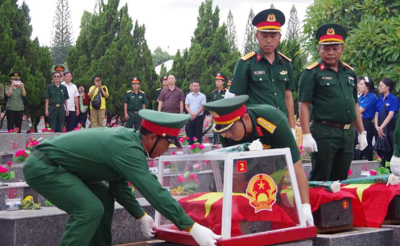 To&agrave;n cảnh chiến dịch t&igrave;m kiếm, quy tập h&agrave;i cốt liệt sỹ ở Quảng Ng&atilde;i - Ảnh 7.