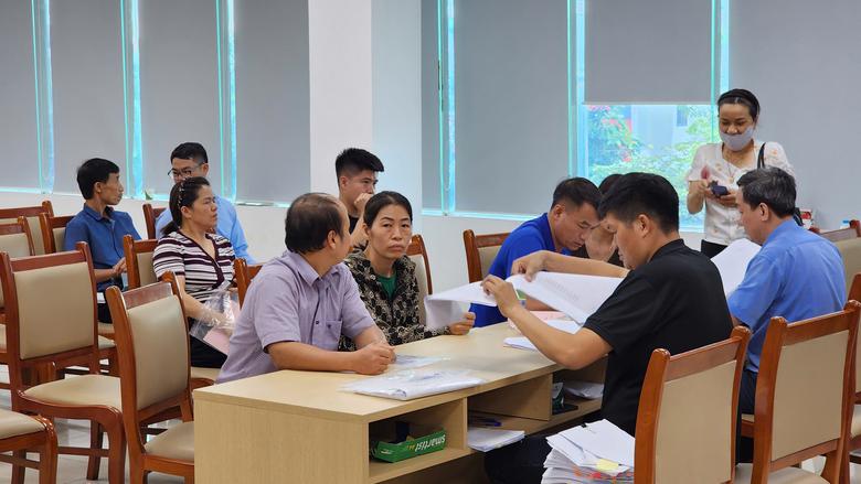 Người d&acirc;n Bắc Ninh nhận tiền bồi thường giải ph&oacute;ng mặt bằng dự &aacute;n đường s&acirc;n bay Gia B&igrave;nh - Ảnh 2.