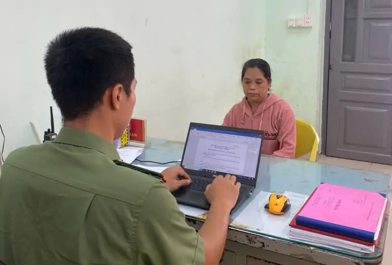 Công an xác minh vụ bảo mẫu dùng dây thun, tay tác động vào 2 trẻ mầm non - Ảnh 1.