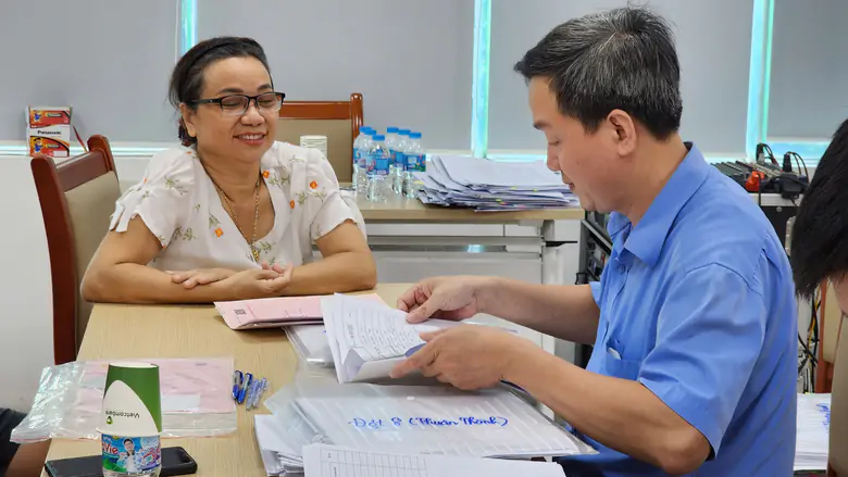 Người d&acirc;n Bắc Ninh nhận tiền bồi thường giải ph&oacute;ng mặt bằng dự &aacute;n đường s&acirc;n bay Gia B&igrave;nh - Ảnh 4.