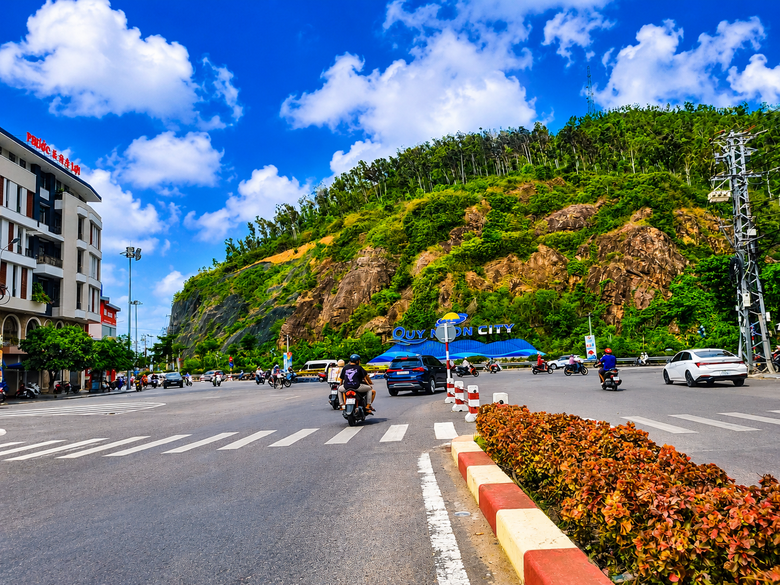 Cận cảnh n&uacute;t giao ở cửa ng&otilde; ra v&agrave;o Quy Nhơn được đề xuất l&agrave;m cầu vượt để chống &ugrave;n tắc - Ảnh 3.