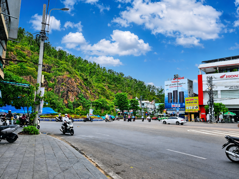 Cận cảnh n&uacute;t giao ở cửa ng&otilde; ra v&agrave;o Quy Nhơn được đề xuất l&agrave;m cầu vượt để chống &ugrave;n tắc - Ảnh 7.