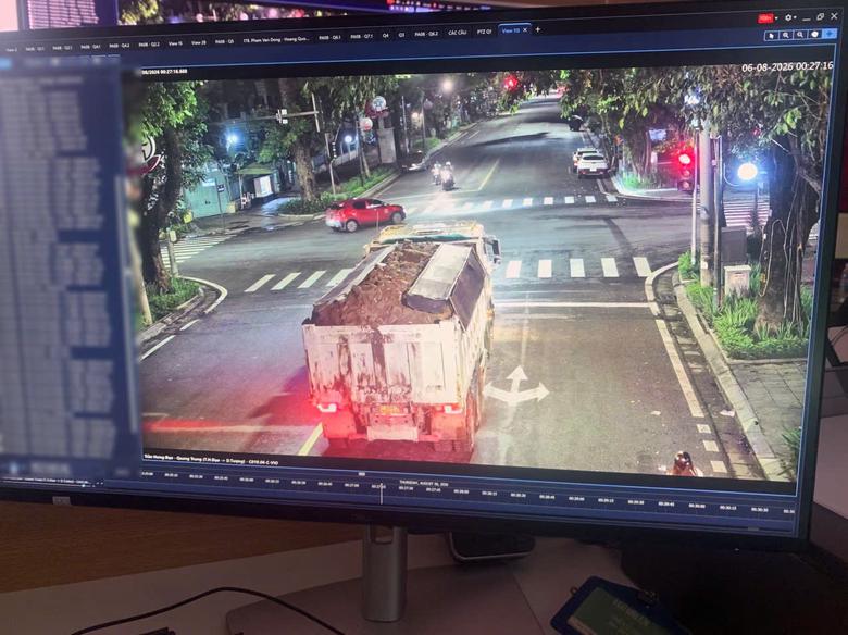 H&agrave; Nội: CSGT d&ugrave;ng camera AI truy vết, xử l&yacute; xe tải l&agrave;m rơi b&ugrave;n đất trong đ&ecirc;m - Ảnh 1.