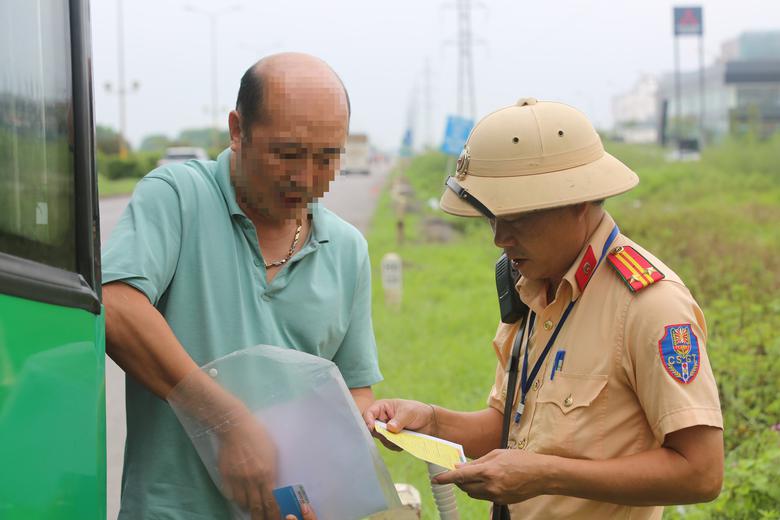 Thanh Hóa tăng cường kiểm tra tài xế lái xe đường dài - Ảnh 2.
