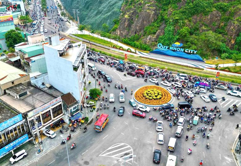 Cận cảnh n&uacute;t giao ở cửa ng&otilde; ra v&agrave;o Quy Nhơn được đề xuất l&agrave;m cầu vượt để chống &ugrave;n tắc - Ảnh 8.