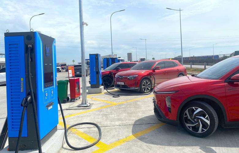 Mới 4/21 trạm dừng nghỉ cao tốc c&oacute; trạm sạc điện, Bộ X&acirc;y dựng ra c&ocirc;ng điện chỉ đạo - Ảnh 1.