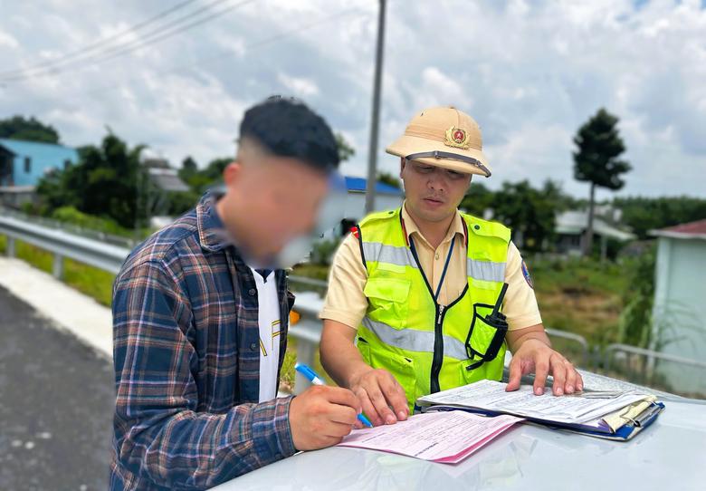 CSGT tăng cường tuần tra, xử l&yacute; nhiều t&agrave;i xế vi phạm tr&ecirc;n cao tốc Bi&ecirc;n H&ograve;a - Vũng T&agrave;u - Ảnh 3.