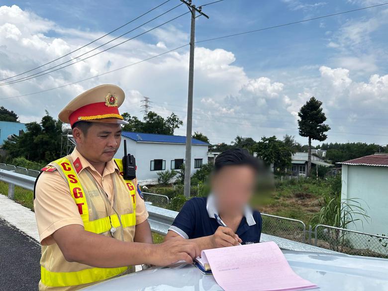 CSGT tăng cường tuần tra, xử l&yacute; nhiều t&agrave;i xế vi phạm tr&ecirc;n cao tốc Bi&ecirc;n H&ograve;a - Vũng T&agrave;u - Ảnh 1.